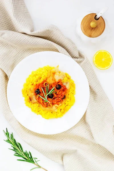 Couscous Mit Fisch Und Gemüse Auf Weißem Teller — Stockfoto