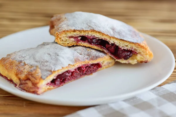 bir tabakta lezzetli strudel dilimleri