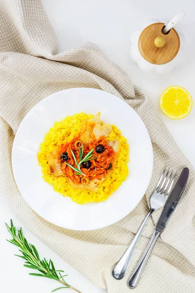 Couscous Mit Fisch Und Gemüse Auf Weißem Teller — Stockfoto