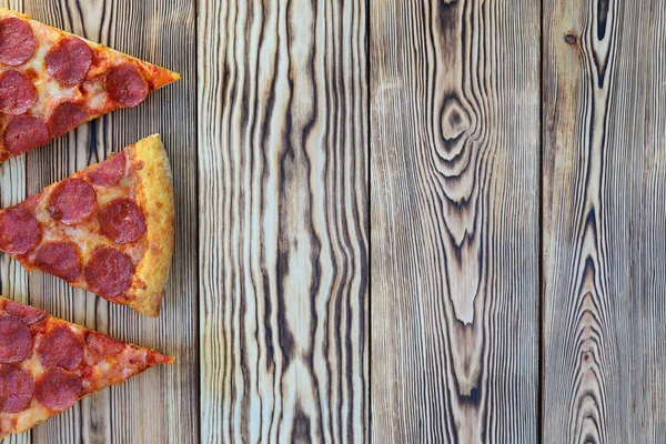 Pizzascheiben Auf Einem Holztisch — Stockfoto