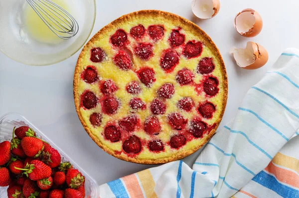 Hindistan cevizi cipsi ile ev yapımı çilek pasta 