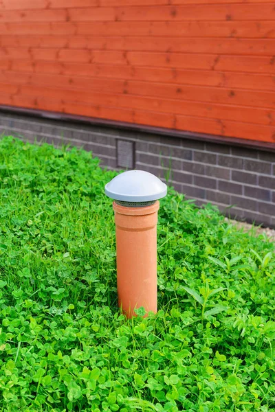 Özel bir evde kanalizasyon için havalandırma çıkışı