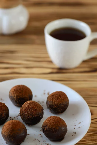 Petit Fours Uma Mesa Madeira Com Uma Xícara Café — Fotografia de Stock