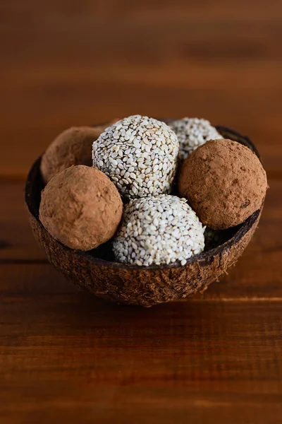 Energiebollen Van Dadel Fruit Noten Cacao Sesam Raw Dessert Houten — Stockfoto