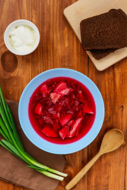 Borsch tahta bir masanın üzerinde bir tabakta. Geleneksel, ulusal Rus çorbası.