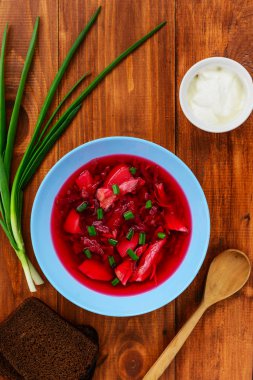 Borsch tahta bir masanın üzerinde bir tabakta. Geleneksel, ulusal Rus çorbası.