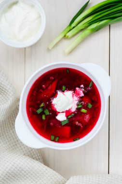 Beyaz ahşap bir masa üzerinde borş plakası. Ulusal Rus gıda.