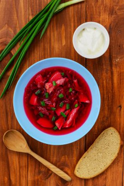 Borsch tahta bir masanın üzerinde bir tabakta. Geleneksel, ulusal Rus çorbası.