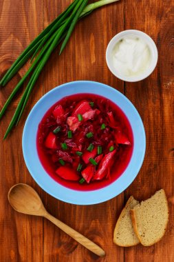 Borsch tahta bir masanın üzerinde bir tabakta. Geleneksel, ulusal Rus çorbası.