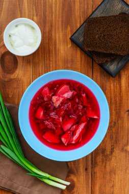 Borsch tahta bir masanın üzerinde bir tabakta. Geleneksel, ulusal Rus çorbası.