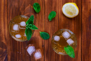 Ahşap bir masada limon, buz ve nane ile Kombucha çayı. Probiyotik gıda.