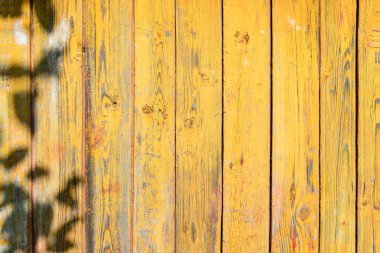 Sarı boya ile boyanmış yaşlı ahşap arka plan.