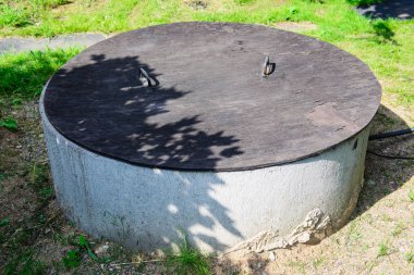 Köyde suyla dolu kuyu.