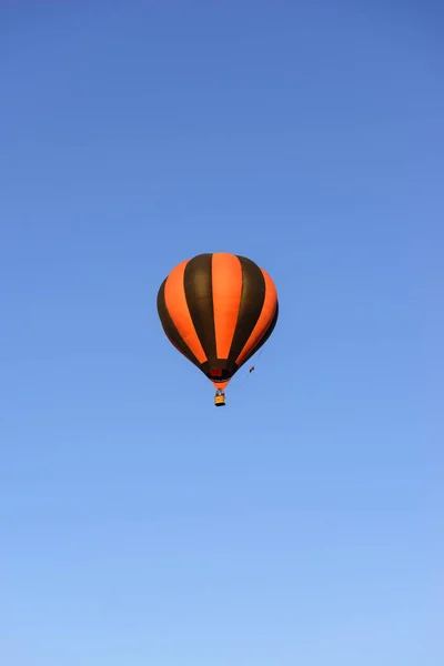 Bunte Heißluftballon Auf Dem Hintergrund Blauer Himmel — Stockfoto