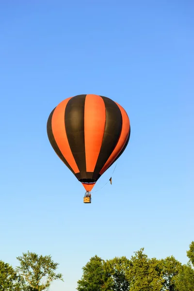 Красочный Воздушный Шар Фоне Голубого Неба — стоковое фото