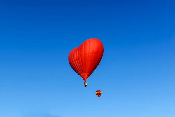 Roter Herzförmiger Ballon Auf Dem Hintergrund Blauer Himmel — Stockfoto