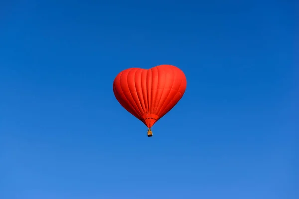 Ballon Rouge Forme Coeur Sur Fond Ciel Bleu — Photo