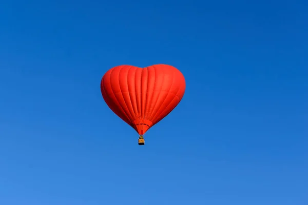 Balão Forma Coração Vermelho Fundo Céu Azul — Fotografia de Stock