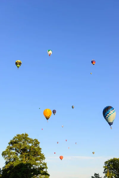 Palloncini Sullo Sfondo Cielo Blu — Foto Stock