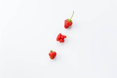 Beyaz arka planda çirkin çilek. Çirkin gıda, üst görünüm, dikey yönelim.