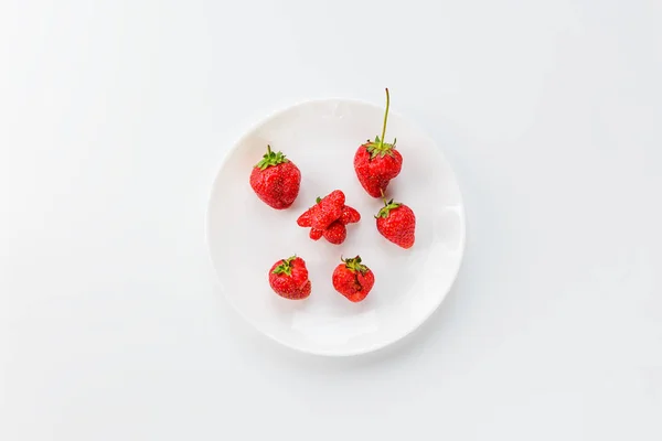 Strawberries White Plate Ugly Food White Background Vertical Orientation Top — Stock Photo, Image