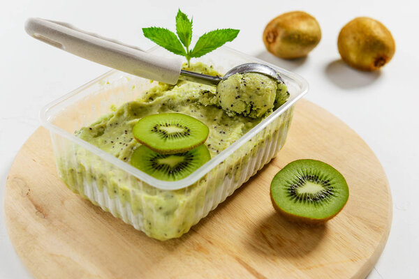 Мяч-мороженое из киви в сенсации
.