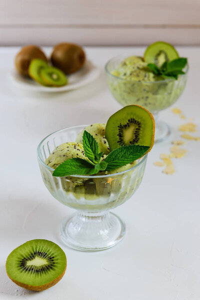 Мороженое в миске из киви с мятой. Домашний десерт, замороженное угощение
.