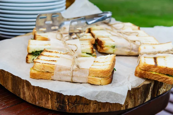 Sandwiches Auf Einem Holzbrett Bei Einer Open Air Party — Stockfoto