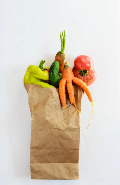 Kağıt torbada çirkin sebzeler. Çirkin gıda kavramı, üst görünüm.
