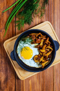 Dökme demir tavada mantarlı kızarmış yumurta. Rus mutfağı geleneksel yemek.