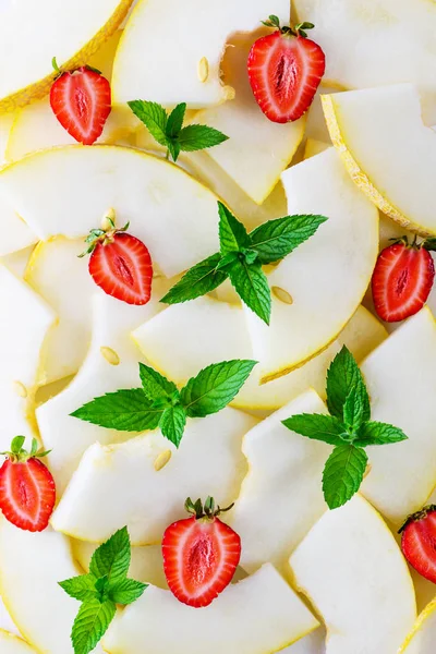 Kavun dilimleri, çilek ve nane arka plan olarak bırakır. Düz yumurtlama, yakın çekim.