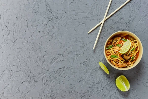 Gri bir arka plan üzerinde bir kase içinde Ramen çorbası. Asya mutfağı, yatay oryantasyon, düz yatıyordu, kopyalama alanı.