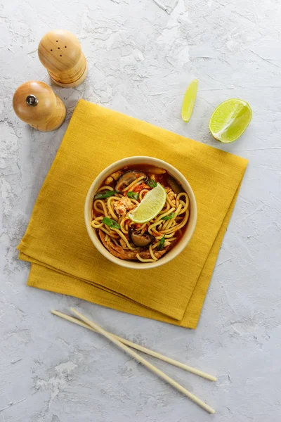 Gri bir arka plan üzerinde bir kase içinde Ramen çorbası. Asya mutfağı, düz yatıyordu gıda.