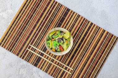 Salata yosun, ağaç mantarı, tacuan, kavrulmuş fıstık, susam, kireç ve biber. Asya mutfağı, yatay oryantasyon, düz yatıyordu.