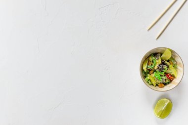 Salata yosun, ağaç mantarı, tacuan, kavrulmuş fıstık, susam, kireç ve biber. Asya mutfağı, yatay oryantasyon, düz yatıyordu, kopyalama alanı.