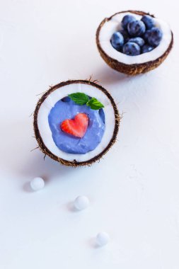 Hindistan cevizi çilek ve meyve ile Mavi matcha smoothie.