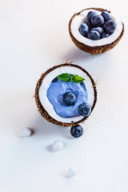 Hindistan cevizi çilek ve meyve ile Mavi matcha smoothie.