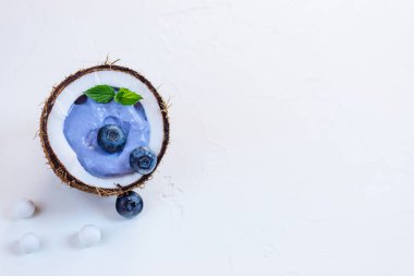 Hindistan cevizi çilek ve meyve ile Mavi matcha smoothie. Kopyalama alanı, horisontal oryantasyon.