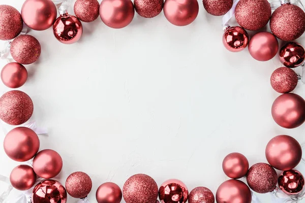 Ροζ Χρυσά Χριστουγεννιάτικα Μπαλάκια Μορφή Ενός Πλαισίου Λευκό Φόντο — Φωτογραφία Αρχείου