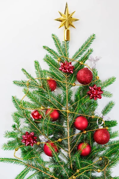 Árbol Navidad Con Bolas Rojas Hechas Ramas Sobre Fondo Blanco — Foto de Stock