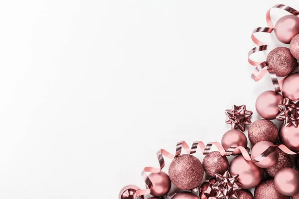 Bolas Navidad Oro Rosa Sobre Fondo Blanco Copiar Espacio Plano — Foto de Stock