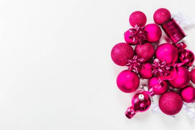 Beyaz arka planda Noel baloları. Kopyalama alanı, düz yatıyordu.