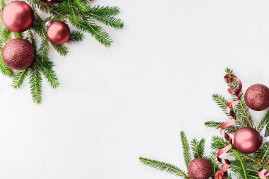Beyaz bir arka plan üzerinde köknar dalları ile Noel topları. Kopyalama alanı, düz yatıyordu.