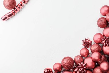 Beyaz arka planda Noel baloları. Kopyalama alanı, düz yatıyordu.