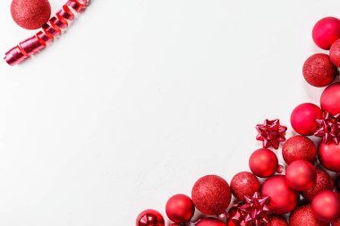 Beyaz arka planda Noel baloları. Kopyalama alanı, düz yatıyordu.