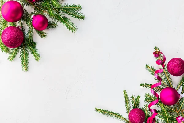 Beyaz bir arka plan üzerinde köknar dalları ile Noel topları. Kopyalama alanı, düz yatıyordu.