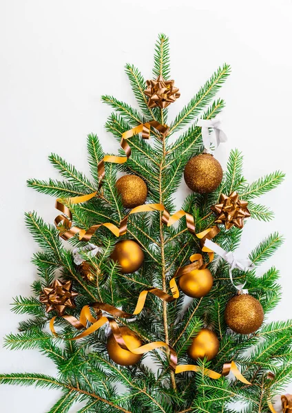 Árbol Navidad Con Bolas Hechas Ramas Sobre Fondo Blanco — Foto de Stock