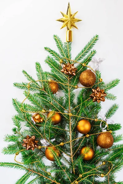 Árbol Navidad Con Bolas Hechas Ramas Sobre Fondo Blanco — Foto de Stock