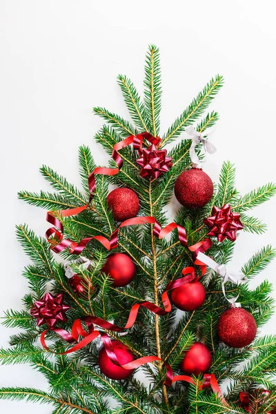 Árbol Navidad Con Bolas Hechas Ramas Sobre Fondo Blanco — Foto de Stock