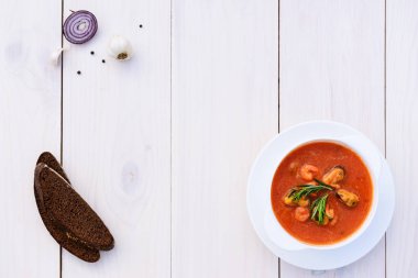Deniz ürünleri ile Domates çorbası: karides ve midye beyaz ahşap masada. Düz yatıyordu, kopyalama alanı, horisontal oryantasyon.